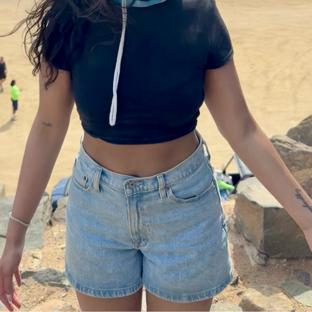 Abercrombie & Fitch The 6 inch Mom Short High Rise Women's Blue High Rise Jeans